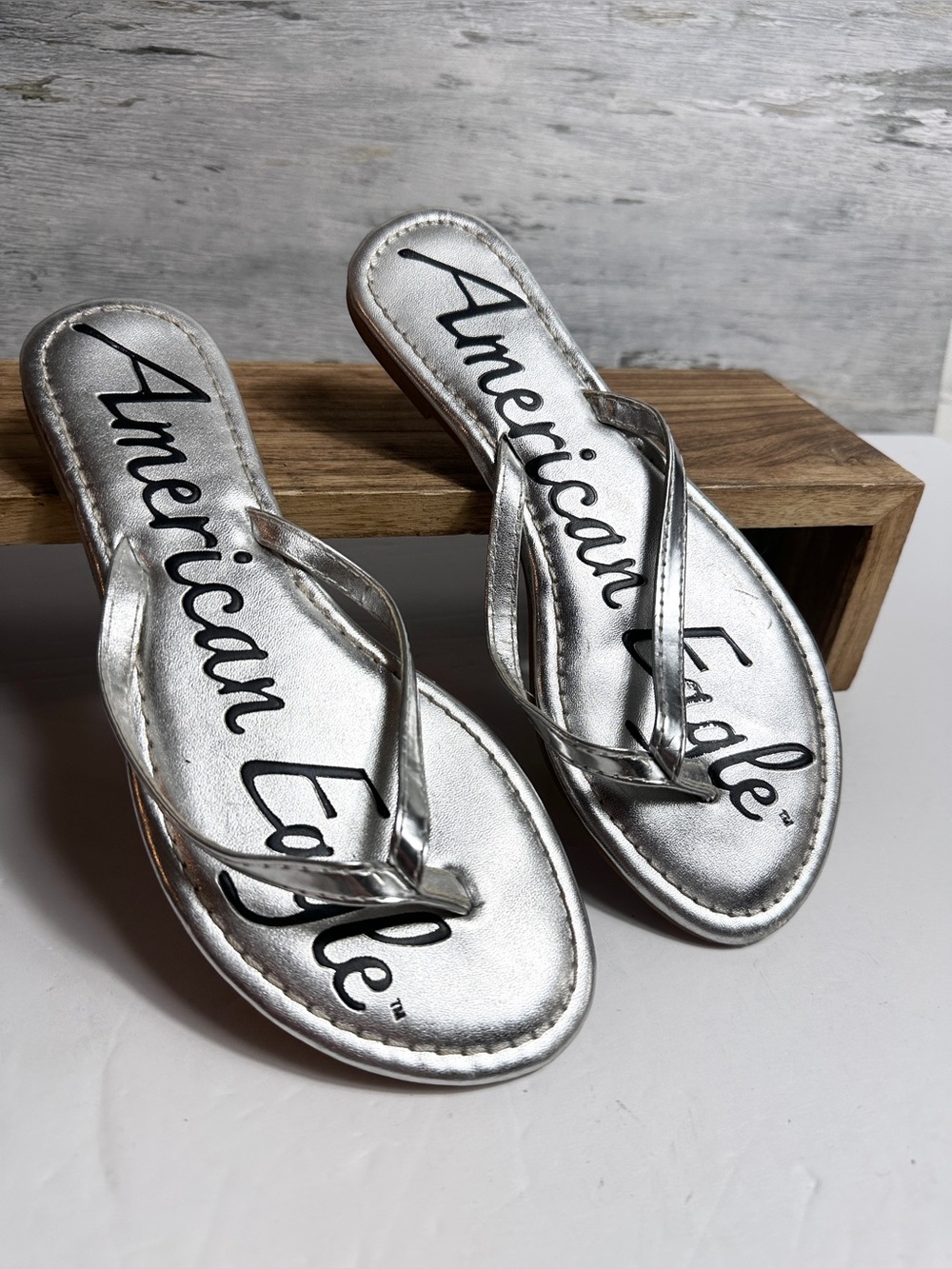 Y2K American Eagle Outfitters Metallic Silver Thong Sandals women’s sz 5 (S207)